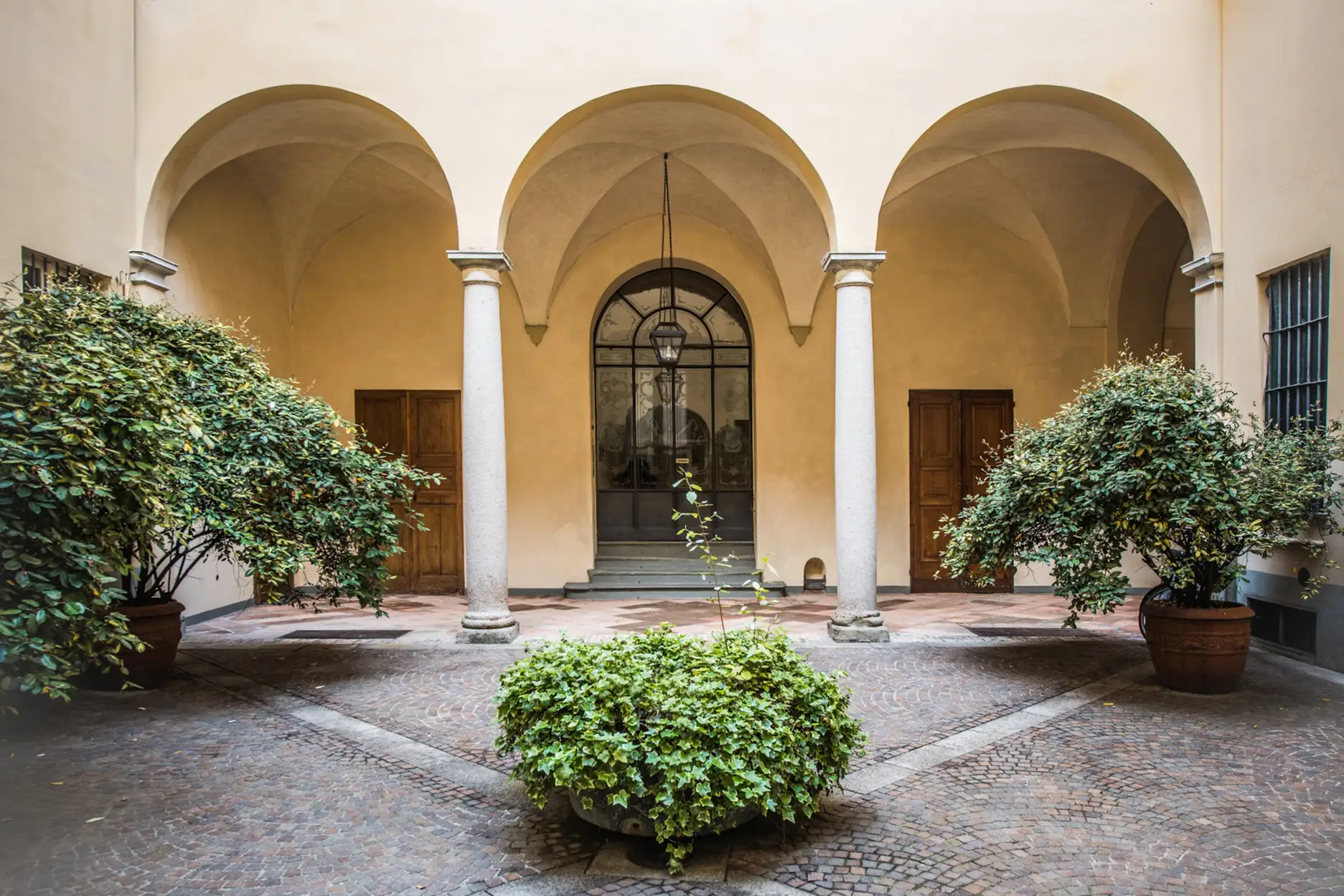 Ingresso dello Studio Dentistico GTF nel centro storico di Parma